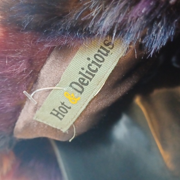 HOT & DELICIOUS Multicolor Faux Fur Vest. Feels very soft, silk lined - Picture 6 of 8